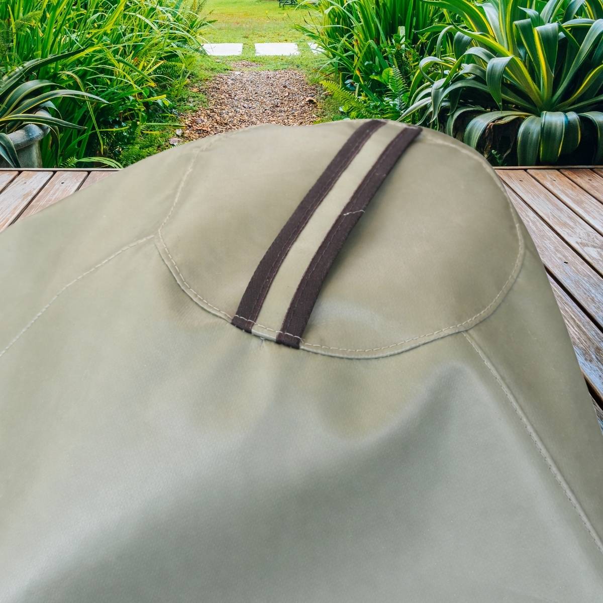 Clarijs BBQ hoes voor kamado barbecue zoals The Bastard, gemaakt van hoogwaardig PVC van zware kwaliteit. Slijtvaste beschermhoes bestand tegen intensief gebruik en verschillende weersomstandigheden.