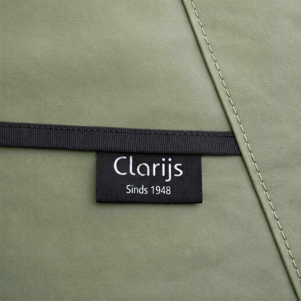 Clarijs BBQ hoes in Mat Zwart over een kamado barbecue van The Bastard. Universele beschermhoes voor kamado barbecues.