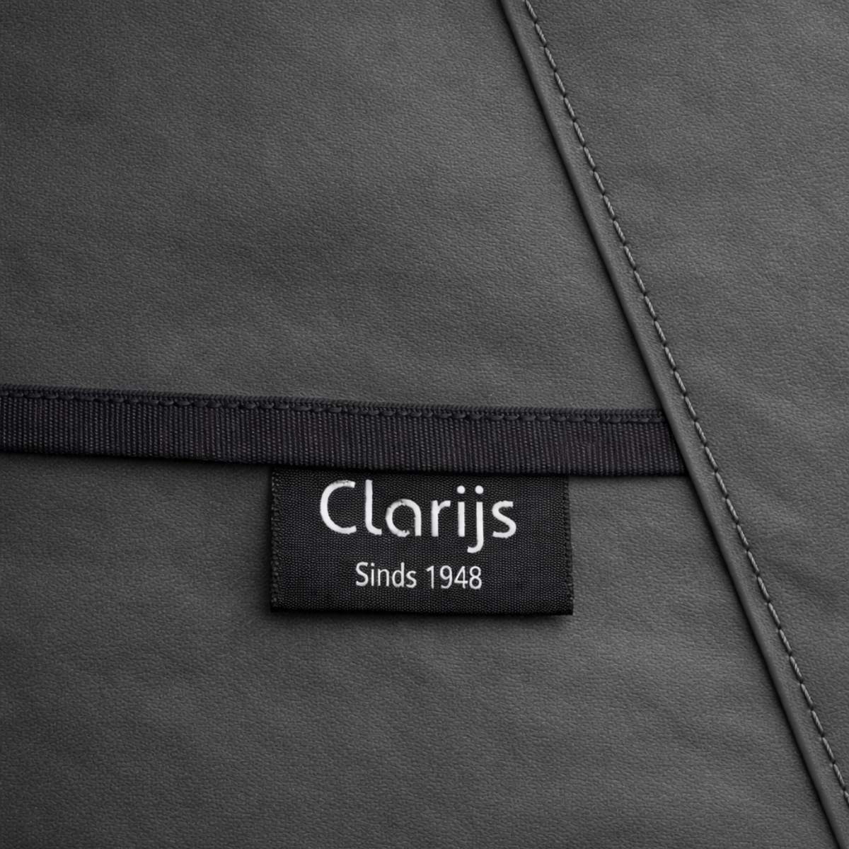 Clarijs BBQ hoes over een kamado barbecue van The Bastard. Sterke PVC beschermhoes voor optimale bescherming tegen regen en vuil.