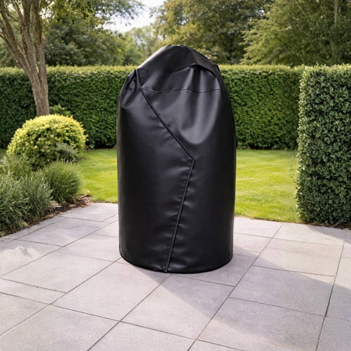 Clarijs barbecuehoes voor kamado barbecue zoals The Bastard. Stevige PVC BBQ hoes die je barbecue beschermt tegen weer en wind.